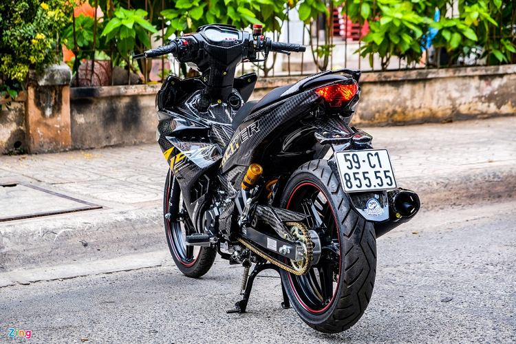 Chiếc xe Yamaha Exciter độ tại TP.HCM được chủ nhân trang bị dàn phụ kiện đắt tiền đến từ các thương hiệu danh tiếng. Tuy nhiên, bộ phận đặc biệt nhất trên xe là dàn áo carbon được sản xuất bởi thợ Việt. 