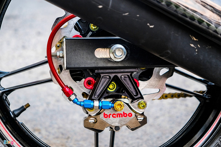 Giảm xóc sau nguyên bản được thay bằng giảm xóc hàng hiệu của Ohlins. Để tăng độ bảo mật cho xe, chủ xe trang bị hệ thống khóa thông minh. Bên cạnh đó, bản độ còn sở hữu đèn báo rẽ Motogadget Pin, xích tải có phốt cao su Cz OR 428 và dàn ốc Titanium Grade 5 màu vàng. 