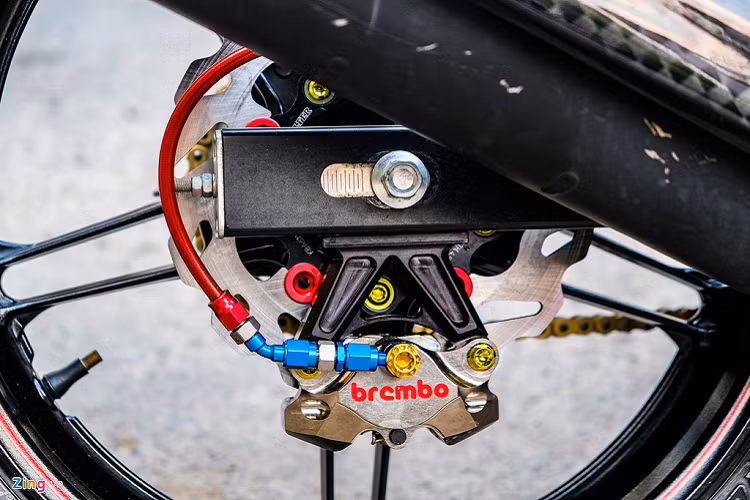 Giảm xóc sau nguyên bản được thay bằng giảm xóc hàng hiệu của Ohlins. Để tăng độ bảo mật cho xe, chủ xe trang bị hệ thống khóa thông minh. Bên cạnh đó, bản độ còn sở hữu đèn báo rẽ Motogadget Pin, xích tải có phốt cao su Cz OR 428 và dàn ốc Titanium Grade 5 màu vàng. 