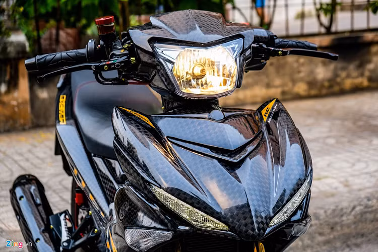 Loại carbon trên bản độ này cũng khá đặc biệt, là loại vân to. Vỏ mới giúp chiếc xe sáng hơn, trong khi các loại vân nhỏ, vân mịn chỉ cho ra màu đen nếu nhìn từ xa. Toàn bộ dàn áo carbon này có giá 30 triệu đồng.