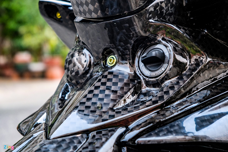 Dù không phải là chiếc Exciter đầu tiên độ dàn áo carbon, bản độ trong bài lại là chiếc được phủ chất liệu này nhiều nhất. Nếu các bản độ trước chỉ phủ carbon cho dàn nhựa bóng thì chiếc Exciter này được phủ carbon ở tất cả các chi tiết bằng nhựa.