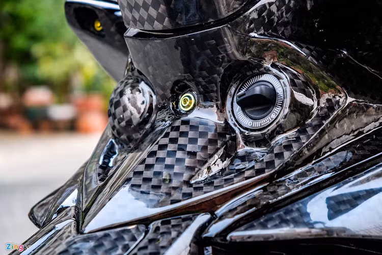 Dù không phải là chiếc Exciter đầu tiên độ dàn áo carbon, bản độ trong bài lại là chiếc được phủ chất liệu này nhiều nhất. Nếu các bản độ trước chỉ phủ carbon cho dàn nhựa bóng thì chiếc Exciter này được phủ carbon ở tất cả các chi tiết bằng nhựa.