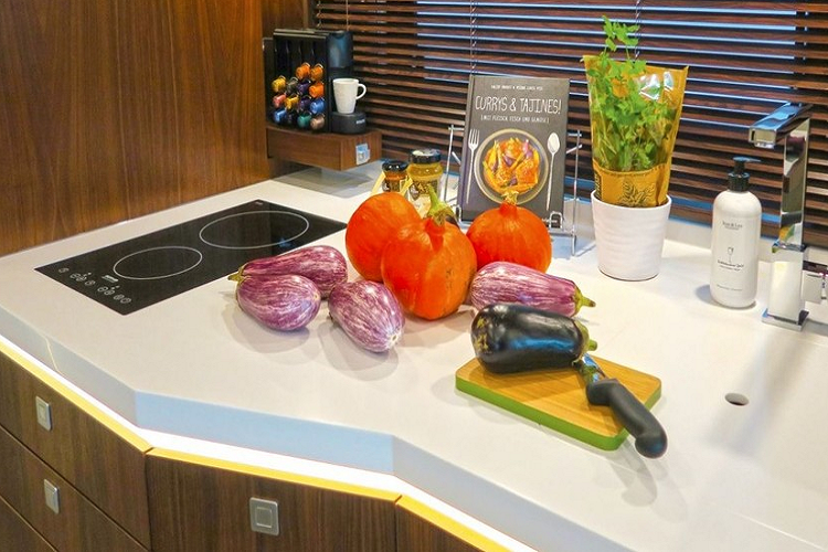 Dù có chiều dài 12 mét và tổng trọng lượng 26 tấn, Platinum 1200 lại cực kỳ dễ lái, dựa theo chia sẻ của Variomobil. Chiếc xe có trang bị hệ thống treo khí, và trục bánh thứ ba có thể tự bẻ lái, qua đó cải thiện đáng kể khả năng xử lý. Thân vỏ xe là kết cấu sợi thủy tinh tự hỗ trợ, được sơn màu bạc bóng bẩy. Trong khi những nâng cấp về ngoại thất là đáng kinh ngạc (bao gồm cả thiết kế kính chắn gió toàn cảnh), điểm nổi bật nhất của mẫu xe này là garare XXL có thể chứa cả siêu xe.