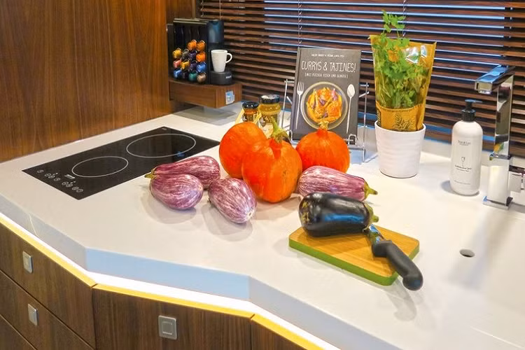 Dù có chiều dài 12 mét và tổng trọng lượng 26 tấn, Platinum 1200 lại cực kỳ dễ lái, dựa theo chia sẻ của Variomobil. Chiếc xe có trang bị hệ thống treo khí, và trục bánh thứ ba có thể tự bẻ lái, qua đó cải thiện đáng kể khả năng xử lý. Thân vỏ xe là kết cấu sợi thủy tinh tự hỗ trợ, được sơn màu bạc bóng bẩy. Trong khi những nâng cấp về ngoại thất là đáng kinh ngạc (bao gồm cả thiết kế kính chắn gió toàn cảnh), điểm nổi bật nhất của mẫu xe này là garare XXL có thể chứa cả siêu xe.