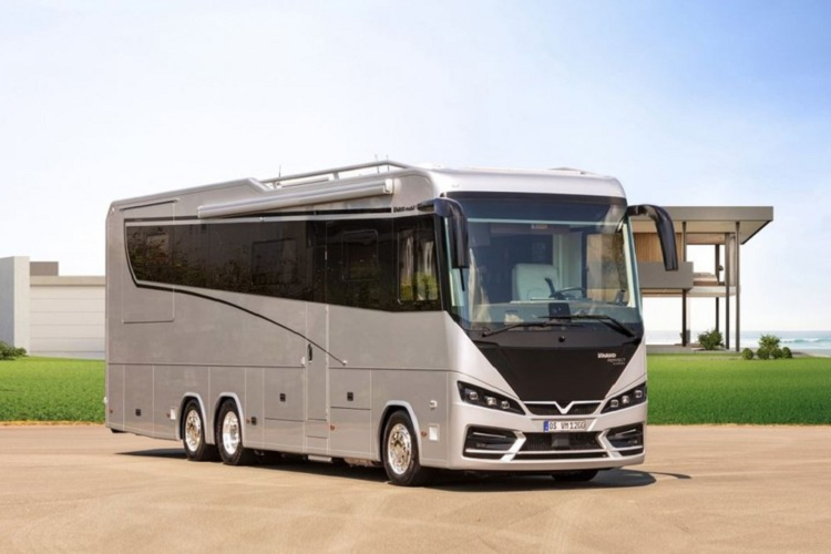 Các chiếc motorhome Vario Perfect xứng đáng được coi là du thuyền trên cạn chuẩn chỉnh: chúng to lớn, sang trọng, rất tiện nghi và đắt đỏ. Chúng cũng có tích hợp garage để người dùng đỗ một chiếc xe cỡ nhỏ, nhưng bản Platinum 1200 mới ra mắt là mẫu đầu tiên có một garage cỡ XXL. Nói một cách khác, đây là một chiếc motorhome cho phép bạn lên đường với sự thoải mái và sang trọng tột độ, với chiếc xe yêu thích của bạn bên trong và thậm chí là một giá đỡ bên sườn tùy chọn cho một chiếc xe đạp điện.