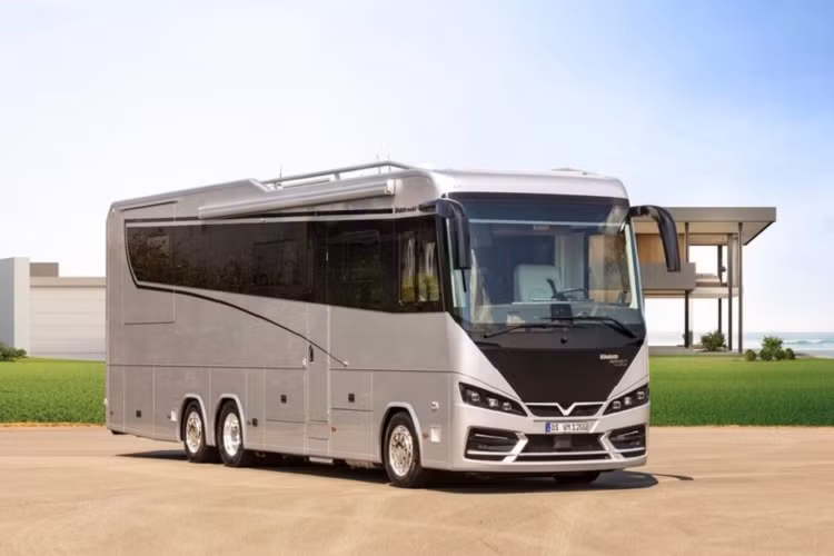 Các chiếc motorhome Vario Perfect xứng đáng được coi là du thuyền trên cạn chuẩn chỉnh: chúng to lớn, sang trọng, rất tiện nghi và đắt đỏ. Chúng cũng có tích hợp garage để người dùng đỗ một chiếc xe cỡ nhỏ, nhưng bản Platinum 1200 mới ra mắt là mẫu đầu tiên có một garage cỡ XXL. Nói một cách khác, đây là một chiếc motorhome cho phép bạn lên đường với sự thoải mái và sang trọng tột độ, với chiếc xe yêu thích của bạn bên trong và thậm chí là một giá đỡ bên sườn tùy chọn cho một chiếc xe đạp điện.