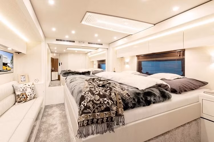 Bên trong, chúng ta có thể tìm thấy một phòng khách/khu vực bếp rộng rãi, một phòng ngủ chính và một phòng tắm đủ thiết bị. Hai cửa trượt là tùy chọn và mở rộng phòng ngủ chính lên tổng cộng 10 mét vuông, trong khi một cửa trượt khác làm cho phòng khách trở nên thông thoáng hơn. Có hai góc ăn uống riêng biệt trong phòng khách và một ghế sofa, với 2 ghế phía trước có thể xoay về phía bên trong nội thất để tạo không gian ăn tiệc cho 6 người.