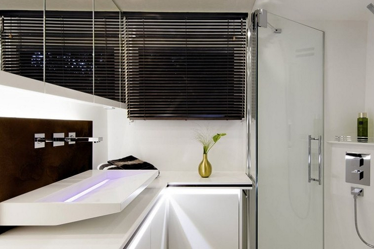 Khu vực nhà bếp có đầy đủ trang bị cần thiết, bao gồm nhiều tủ chứa đồ, bếp kép và lò nướng, tủ lạnh cỡ lớn, cùng tùy chọn máy rửa bát và máy pha cà phê có đế trượt. Phòng tắm có phần nhỏ so với mọi thứ khác nhưng nó vẫn đảm bảo là một phòng khô ráo ngon lành, với buồng tắm vòi sen khép kín, toilet, bồn rửa với bàn trang điểm. Phòng ngủ chính trên xe dành cho hai người, trong khi một chiếc giường khác có thể được kê thêm như một tùy chọn bổ sung trên khu vực tài xế, qua đó tạo chỗ ngủ cho hai người nữa.