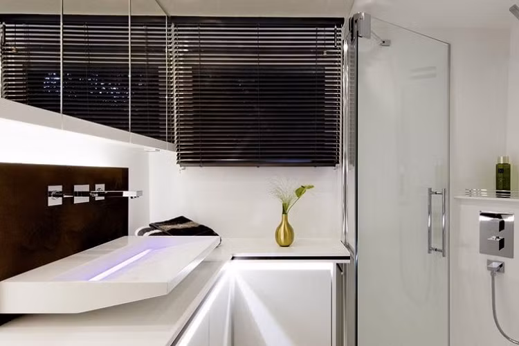 Khu vực nhà bếp có đầy đủ trang bị cần thiết, bao gồm nhiều tủ chứa đồ, bếp kép và lò nướng, tủ lạnh cỡ lớn, cùng tùy chọn máy rửa bát và máy pha cà phê có đế trượt. Phòng tắm có phần nhỏ so với mọi thứ khác nhưng nó vẫn đảm bảo là một phòng khô ráo ngon lành, với buồng tắm vòi sen khép kín, toilet, bồn rửa với bàn trang điểm. Phòng ngủ chính trên xe dành cho hai người, trong khi một chiếc giường khác có thể được kê thêm như một tùy chọn bổ sung trên khu vực tài xế, qua đó tạo chỗ ngủ cho hai người nữa.