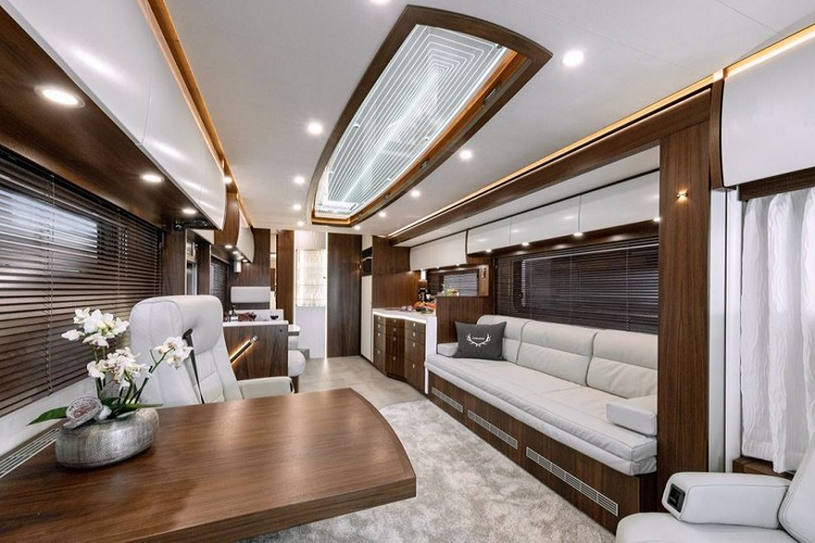 Platinum 1200 là một biệt thự sang trọng trên bánh xe và điều đó không hề có chút cường điệu nào. Chế tạo dựa trên khung gầm ba trục của Mercedes-Benz Actros 2453, chiếc du thuyền trên cạn này giờ đây thậm chí còn có nhiều không gian hơn nhờ ba cửa trượt điện thủy lực kín, giúp mở rộng thêm phòng khách và phòng ngủ chính. Tổng cộng, nó có chỗ ngủ cho 4 người, nhưng có thể dễ dàng tổ chức một bữa tiệc xa hoa cho 6 người mà vẫn giữ khoảng cách xã hội.