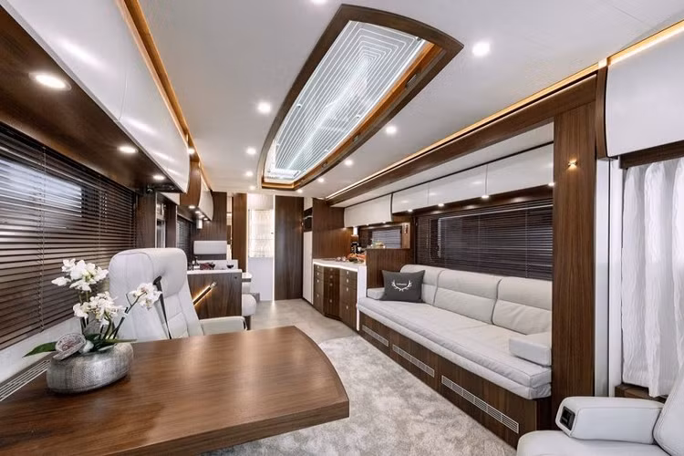 Platinum 1200 là một biệt thự sang trọng trên bánh xe và điều đó không hề có chút cường điệu nào. Chế tạo dựa trên khung gầm ba trục của Mercedes-Benz Actros 2453, chiếc du thuyền trên cạn này giờ đây thậm chí còn có nhiều không gian hơn nhờ ba cửa trượt điện thủy lực kín, giúp mở rộng thêm phòng khách và phòng ngủ chính. Tổng cộng, nó có chỗ ngủ cho 4 người, nhưng có thể dễ dàng tổ chức một bữa tiệc xa hoa cho 6 người mà vẫn giữ khoảng cách xã hội.