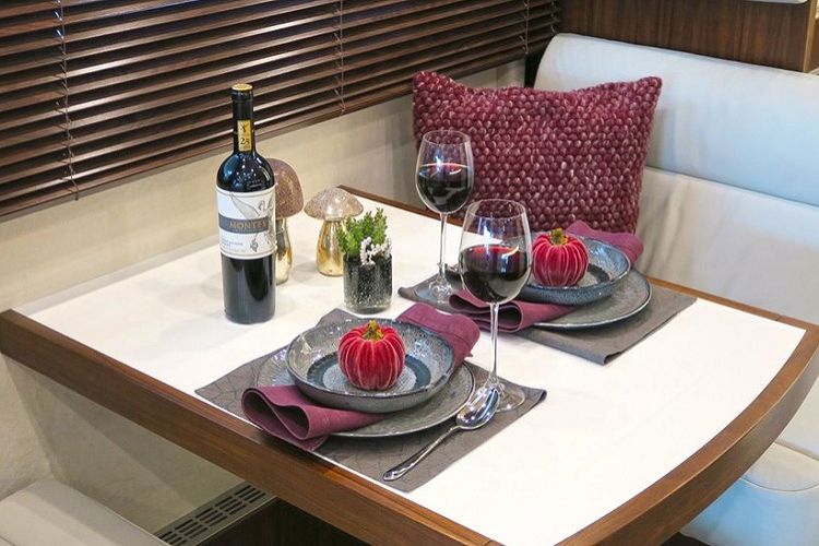 Các tính năng đáng lưu ý khác bao gồm hệ thống đèn xung quanh có thể lập trình tùy ý, audio đầu bảng, màn hình điều khiển trung tâm LCD, hệ thống ắc quy kép 170-Ah, bồn nước nóng/máy sưởi cabin 17.000 W và bể chứa nước ngọt 500 lít. Những trang bị tiện ích khác bao gồm mọi thứ từ TV đến hệ thống âm thanh, kết nối 4G và Apple TV, pin mặt trời và máy phát điện dự phòng.