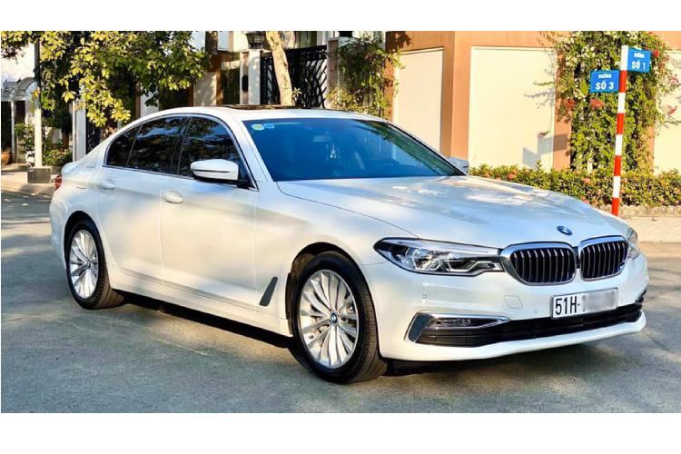 Ở thời điểm hiện tại, có thể khẳng định đây là chiếc BMW 5 Series 2019 mới (G30) chạy “siêu lướt” tại Việt Nam mà người dùng có thể mua, đang chú ý là xe mới chỉ lăn bánh 1.400 km. Trước khi giảm giá bán về 2,869 tỷ đồng (giá ưu đãi) như hiện nay, BMW 530i từng được bán với mức giá lên tới 3,069 tỷ đồng.