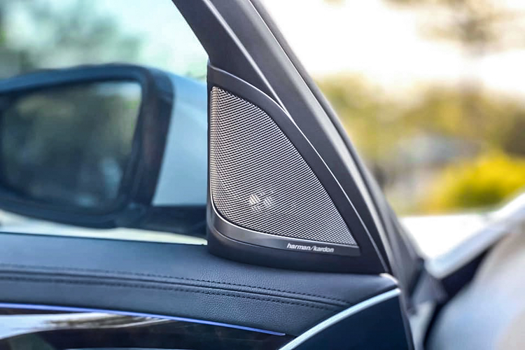 So với 520i, phiên bản 530i được trang bị nhiều “đồ chơi” hơn như: màn hình trung tâm được bố trí nổi 10,25 inch hỗ trợ ra lệnh bằng giọng nói hay cử chỉ, đa kết nối tích hợp định vị dẫn đường, ghế ngồi bọc da Dakota cao cấp, nội thất ốp vân gỗ Fineline, hệ thống điều hoà 4 vùng độc lập, đèn viền chiếu sáng nội thất, chìa khoá thông minh Display Key.