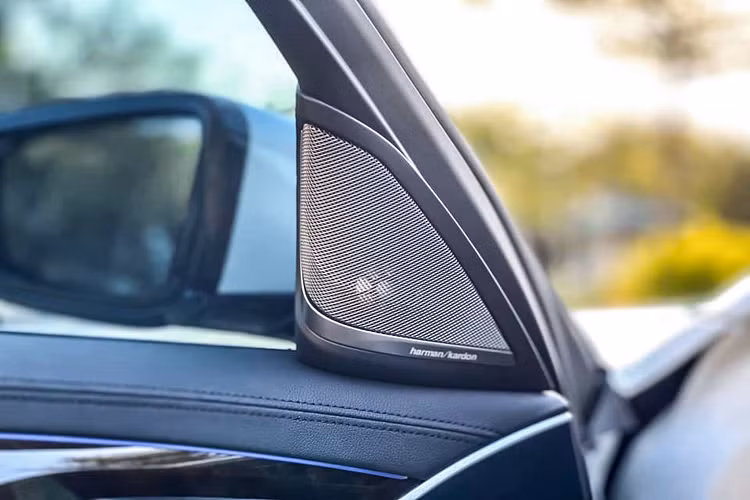 So với 520i, phiên bản 530i được trang bị nhiều “đồ chơi” hơn như: màn hình trung tâm được bố trí nổi 10,25 inch hỗ trợ ra lệnh bằng giọng nói hay cử chỉ, đa kết nối tích hợp định vị dẫn đường, ghế ngồi bọc da Dakota cao cấp, nội thất ốp vân gỗ Fineline, hệ thống điều hoà 4 vùng độc lập, đèn viền chiếu sáng nội thất, chìa khoá thông minh Display Key.