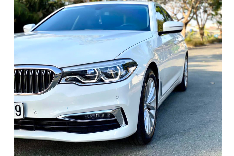 Ngoại thất BMW 5 Series thế hệ thứ 7 được đánh giá cao nhờ mang thiết kế cân bằng giữa thể thao và sang trọng, hơn thế hệ cũ (F10). BMW 530i phiên bản Luxury Line được THACO BMW nhập về có một số trang bị ở ngoại thất như đèn pha full-LED Adaptive, mâm 18 inch 10 chấu, và cụm ống xả kép,…