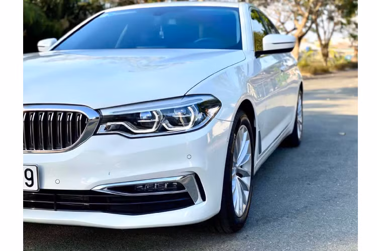 Ngoại thất BMW 5 Series thế hệ thứ 7 được đánh giá cao nhờ mang thiết kế cân bằng giữa thể thao và sang trọng, hơn thế hệ cũ (F10). BMW 530i phiên bản Luxury Line được THACO BMW nhập về có một số trang bị ở ngoại thất như đèn pha full-LED Adaptive, mâm 18 inch 10 chấu, và cụm ống xả kép,…