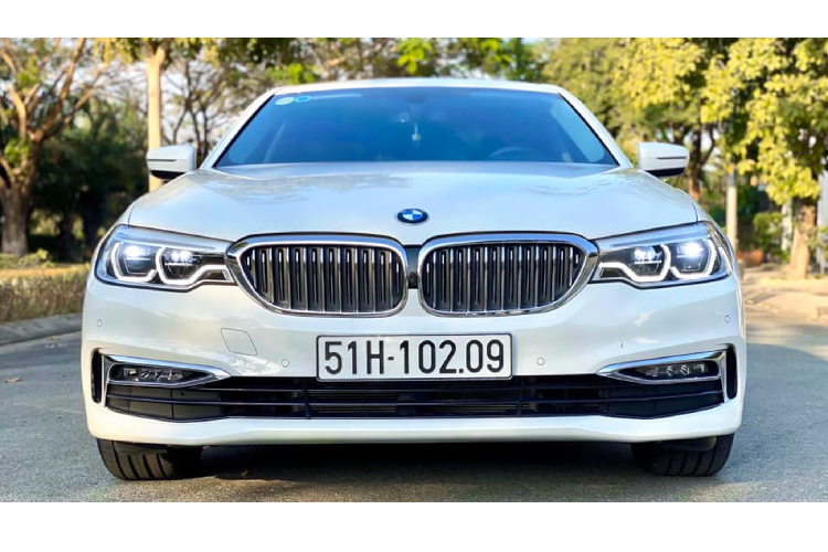 Theo đó, tạm tính mức giá xe BMW 530i mới để lăn bánh ở TP HCM tại thời điểm trước đó rơi vào khoảng 3,400 tỷ đồng, đấy là chưa tính đến các chi phí khác như bảo hiểm và “đồ chơi” cho xe.