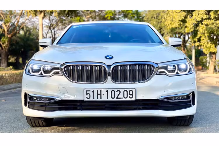 Theo đó, tạm tính mức giá xe BMW 530i mới để lăn bánh ở TP HCM tại thời điểm trước đó rơi vào khoảng 3,400 tỷ đồng, đấy là chưa tính đến các chi phí khác như bảo hiểm và “đồ chơi” cho xe.