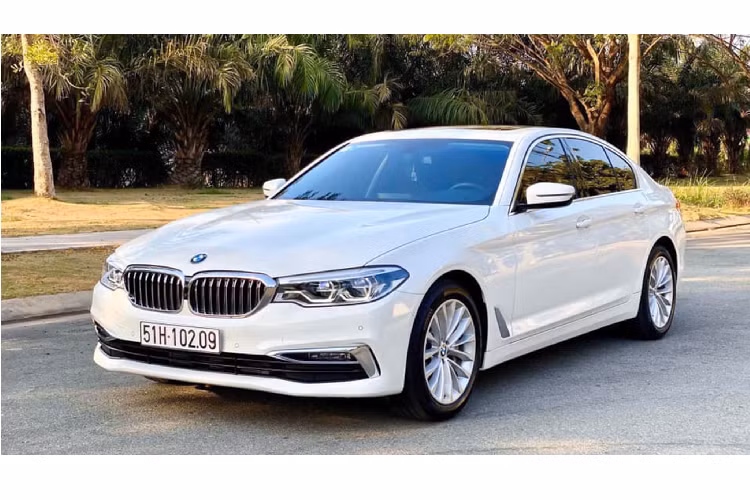 Chiếc BMW 530i chạy “lướt” này đang sở hữu một mức giá khá “hời” đối với các khách hàng đang ý định mua xe 530i mới để tiết kiệm được một khoản chi phí khá lớn. Ngoài ra, với số tiền khoảng 2,720 tỷ đồng sẽ rất “dư dả” nếu khách hàng chọn “đập hộp” các mẫu xe mới cùng phân khúc như: Mercedes-Benz E 200 Exclusive (2,2 tỷ đồng) hay Lexus ES 250 (2,499 tỷ đồng).