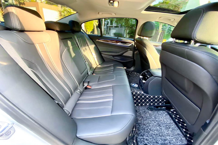 Ở phiên bản 530i, xe sử dụng động cơ 4cyl thẳng hàng (I4) dung tích 2.0L tăng áp cho tối đa 252 mã lực và mômen xoắn cực đại 350Nm. Sức mạnh được truyền xuống cầu sau (RWD) thông qua hộp số tự động 8 cấp Steptronic. Nhờ đó, BMW 530i có thể tăng tốc từ 0 – 100 km/h trong 5,9 giây trước khi đạt tốc độ tối đa 250 km/h. Theo nhà sản xuất, 530i có mức tiêu thụ nhiên liệu trung bình rơi vào khoảng: 5,5 – 6,5 l/100 km.