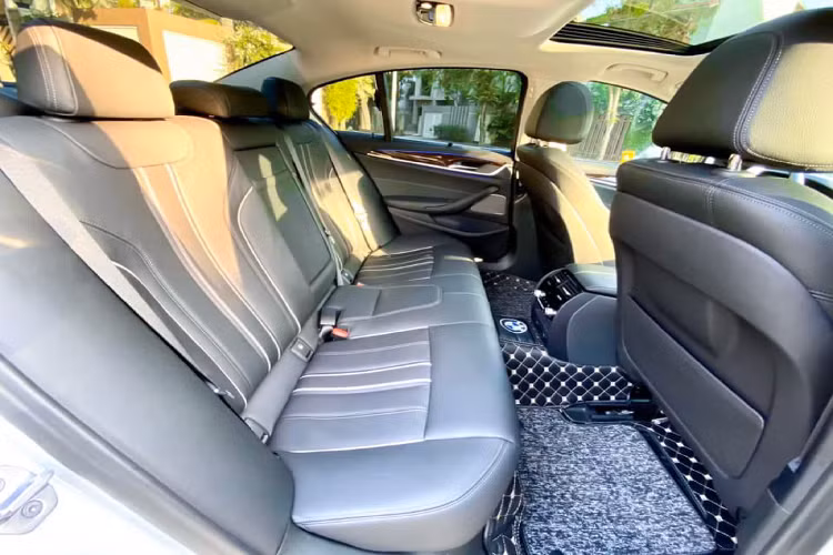 Ở phiên bản 530i, xe sử dụng động cơ 4cyl thẳng hàng (I4) dung tích 2.0L tăng áp cho tối đa 252 mã lực và mômen xoắn cực đại 350Nm. Sức mạnh được truyền xuống cầu sau (RWD) thông qua hộp số tự động 8 cấp Steptronic. Nhờ đó, BMW 530i có thể tăng tốc từ 0 – 100 km/h trong 5,9 giây trước khi đạt tốc độ tối đa 250 km/h. Theo nhà sản xuất, 530i có mức tiêu thụ nhiên liệu trung bình rơi vào khoảng: 5,5 – 6,5 l/100 km.