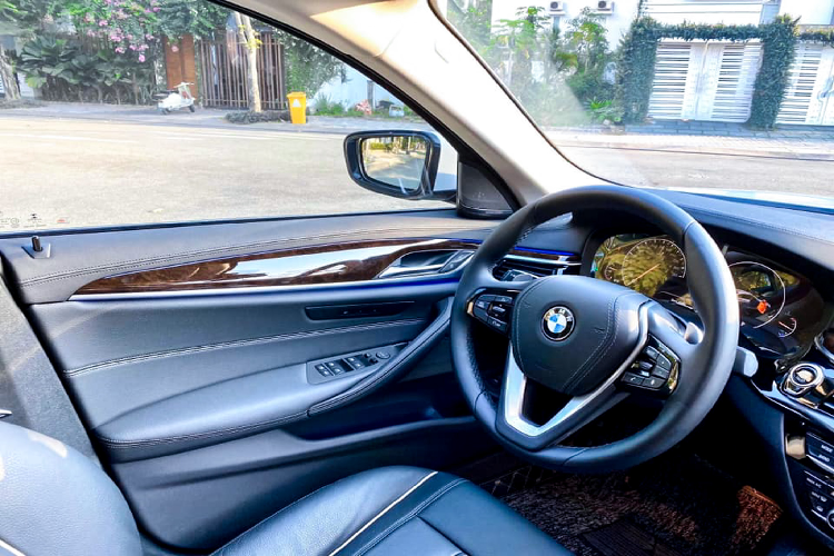 Không hiểu lý do gì khiến chủ xe chấp nhận chịu mất một khoảng tiền lớn đến thế khi mới lăn bánh chưa đến 2.000km, có thể chủ xe có ý định nâng cấp lên dòng 7 Series, SUV hoặc chuyển sang các dòng xe khác hấp dẫn hơn 5 Series.