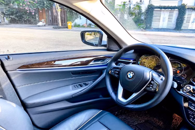 Không hiểu lý do gì khiến chủ xe chấp nhận chịu mất một khoảng tiền lớn đến thế khi mới lăn bánh chưa đến 2.000km, có thể chủ xe có ý định nâng cấp lên dòng 7 Series, SUV hoặc chuyển sang các dòng xe khác hấp dẫn hơn 5 Series.