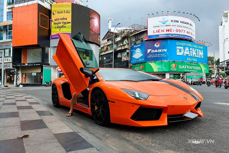 Về thiết kế tổng thể, của siêu xe Lamborghini Aventador LP700-4, có lẽ sẽ không cần nói thêm quá nhiều về vẻ đẹp của siêu phẩm "kế nhiệm" mẫu Murcielago.
