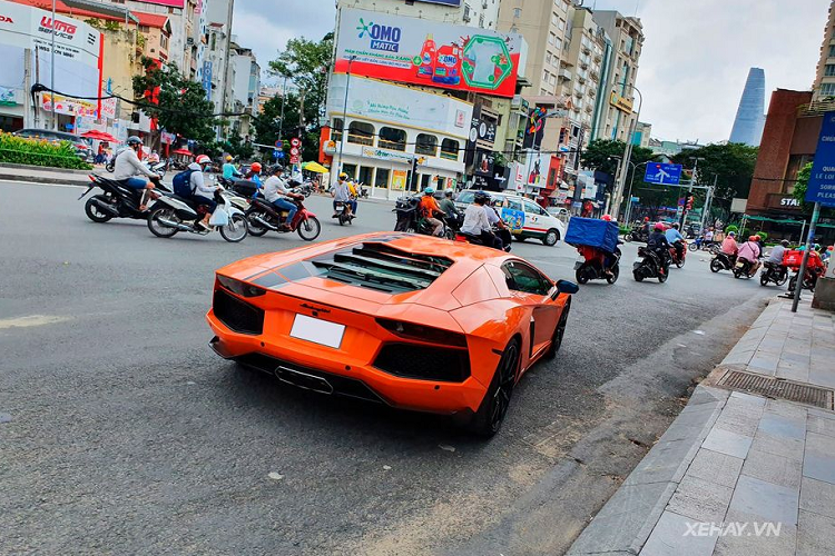 Hệ thống ống xả Volcano do hãng Fi Exhaust chế tạo có có thể điều chỉnh 2 chế độ âm thanh to/nhỏ thông qua một nút bấm. "Trái tim" của siêu phẩm Lamborghini Aventador LP700-4 là khối động cơ V12, dung tích 6.5L, sản sinh công suất tối đa 700 mã lực và mô-men xoắn cực đại 690 Nm.