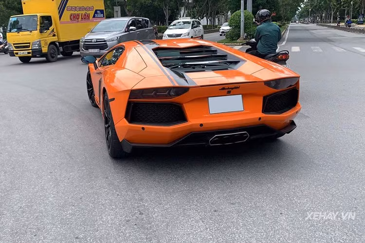 Sức mạnh được truyền tới cả bốn bánh thông qua hộp số tự động 7 cấp ISR. Nhờ đó, siêu xe này có thể tăng tốc từ vị trí xuất phát lên 100 km/h chỉ trong 2,9 giây trước khi đạt vận tốc tối đa 349 km/h. Giá xe Lamborghini Aventador chính hãng tại thị trường Việt Nam dao động từ hơn 20 tỷ đồng đến hơn 50 tỷ đồng tùy thuộc vào phiên bản xe.