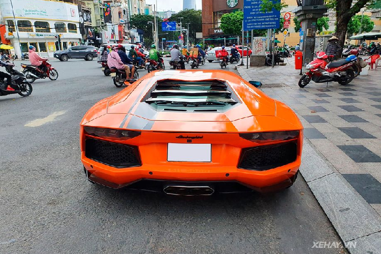 Lamborghini Aventador mang trong một diện mạo đầy cuốn hút với những đường nét thiết kế cứng cáp, mạnh mẽ và thể thao. Sau gần 10 năm xuất hiện trên thị trường, Aventador cho tới nay vẫn luôn là cái tên đón nhận được rất nhiều sự quan tâm từ cộng đồng mê xe trên toàn thế giới.