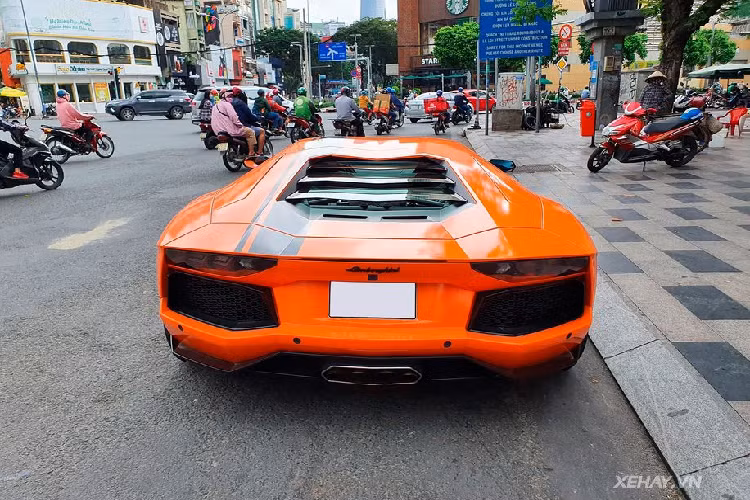 Lamborghini Aventador mang trong một diện mạo đầy cuốn hút với những đường nét thiết kế cứng cáp, mạnh mẽ và thể thao. Sau gần 10 năm xuất hiện trên thị trường, Aventador cho tới nay vẫn luôn là cái tên đón nhận được rất nhiều sự quan tâm từ cộng đồng mê xe trên toàn thế giới.