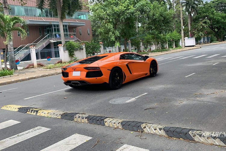 Ngoài "bộ áo" ngoại thất màu da cam nổi bật và đường chỉ đen tương phản trên thân xe, siêu phẩm này cũng sở hữu một số chi tiết độ thêm như bộ mâm 5 chấu kép nguyên bản được sơn đen cùng cùm phanh hiệu suất cao màu vàng, hệ thống ống xả Volcano do hãng Fi Exhaust thiết kế và sản xuất với giá bán không dưới 8.000 USD (khoảng 180 triệu đồng).