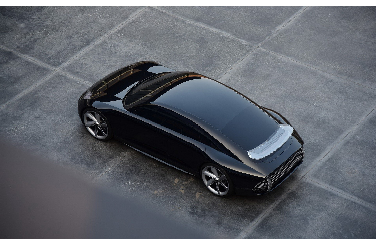 Trong khi đó, nội thất Hyundai Prophecy Concept EV trông có vẻ quá tương lai. Mặc dù 2 cần điều khiển được thiết kế để thay thế vô lăng trông vẫn tốt. Bộ phận này không chỉ giúp tăng thêm không gian trong cabin mà còn có chức năng phong phú. Người lái gần như không phải rời tay khỏi cần điều khiển vì được cung cấp quyền kiểm soát hầu hết các chức năng của xe.