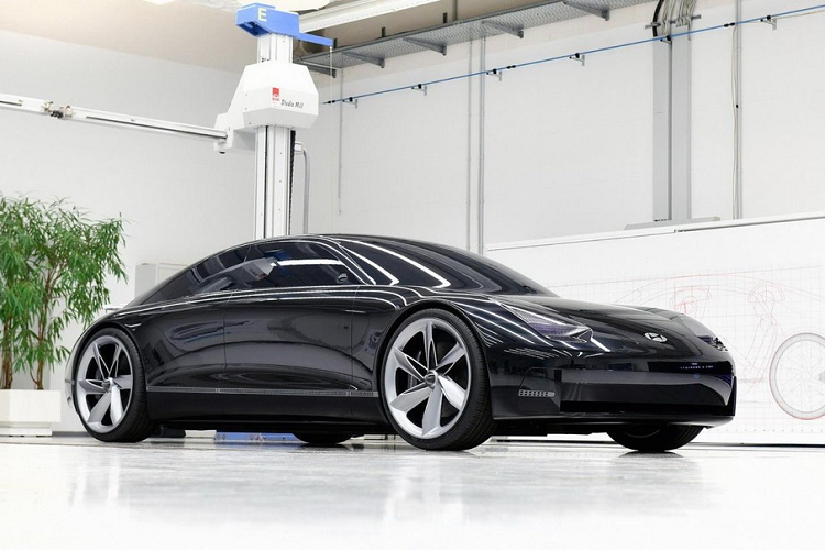 Ghế lái được trang bị chức năng Chăm sóc tư thế thông minh (SPCS), giúp tài xế chọn vị trí thoải mái nhất dựa trên các đặc điểm về chiều cao và cân nặng. Hệ thống cũng có thể điều khiển màn hình và gương.