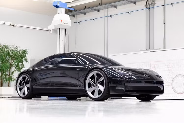 Ghế lái được trang bị chức năng Chăm sóc tư thế thông minh (SPCS), giúp tài xế chọn vị trí thoải mái nhất dựa trên các đặc điểm về chiều cao và cân nặng. Hệ thống cũng có thể điều khiển màn hình và gương.