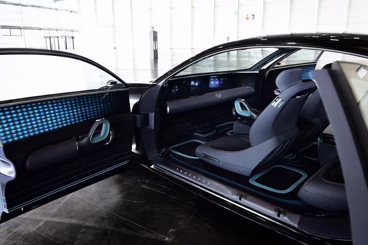 Hãng cũng phát hành 2 video, trong đó ông Luc Donkervolke - giám đốc thiết kế của công ty – đang tiết lộ chi tiết về xe. Về thiết kế, mẫu xe ý tưởng Hyundai Prophecy lấy cảm hứng từ những mẫu coupe cổ điển của những năm 1920 và 1930. Các đường cong mượt mà của Prophecy cũng rất giống với một số mẫu xe của Porsche.