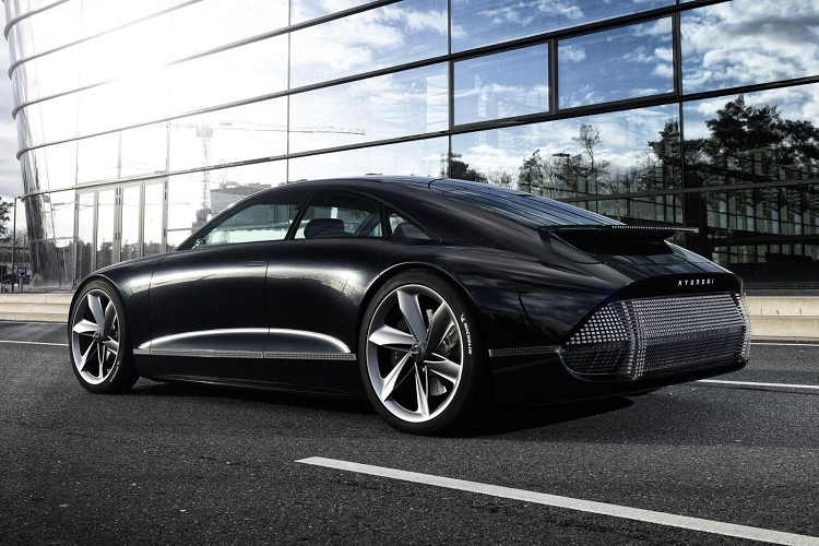 Một điểm đáng chú ý khác của mẫu xe điện Hyundai Prophecy Concept EV liên quan đến ghế ngồi. Trong khi đỗ xe, bạn có thể kích hoạt chế độ thư giãn. Ở chế độ này, các ghế sẽ được cài đặt theo chiều ngang và bảng điều khiển ảo sẽ nhường chỗ cho màn hình của hệ thống thông tin. Lúc đó, cửa kính sẽ bất động. Hệ thống lọc không khí đặc biệt sẽ chịu trách nhiệm cho sự trong lành của không khí trong cabin.