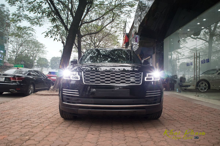 Range Rover Autobiography LWB 2020 mới sở hữu ngoại hình hầm hố với những đường nét thiết kế đậm phong cách quý tộc Anh. Chính vì vậy, khách hàng Việt yêu thích thiết kế của xe cùng với đó là loạt trang bị tiện nghi dẫn đầu dòng SUV hạng sang đình đám này.