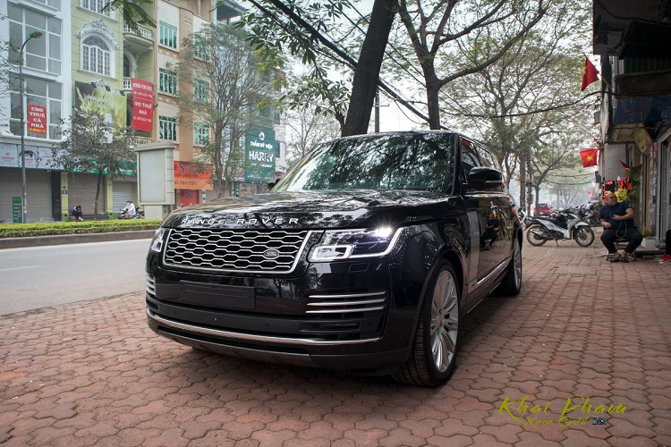 Range Rover được coi là dòng xe biểu tượng của thương hiệu đến từ Xứ sở sương mù với nhiều phiên bản khác nhau như: Range Rover Velar, Evoque, Discovery Sport... Tuy nhiên, riêng dòng xe Range Rover Autobiography LWB là phiên bản trục cơ sở dài lại không được phân phối chính hãng nên người dùng thường tìm đến hình thức nhập khẩu tư nhân.