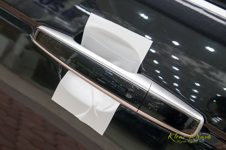 Cụm đèn hậu là chi tiết hãng xe Anh quốc "lười" thay đổi nhất trên Range Rover Autobiography LWB, phiên bản mới vẫn sở hữu thiết kế hình hộp 2 khoang đặc trưng sử dụng bóng LED. Xe sử dụng bộ mâm hợp kim kích thước 21 inch đa chấu, tay nắm cửa 2 màu có tính năng mở cửa thông minh, ống xả đôi và loạt cảm biến/camera lùi, phanh LED trên cao...