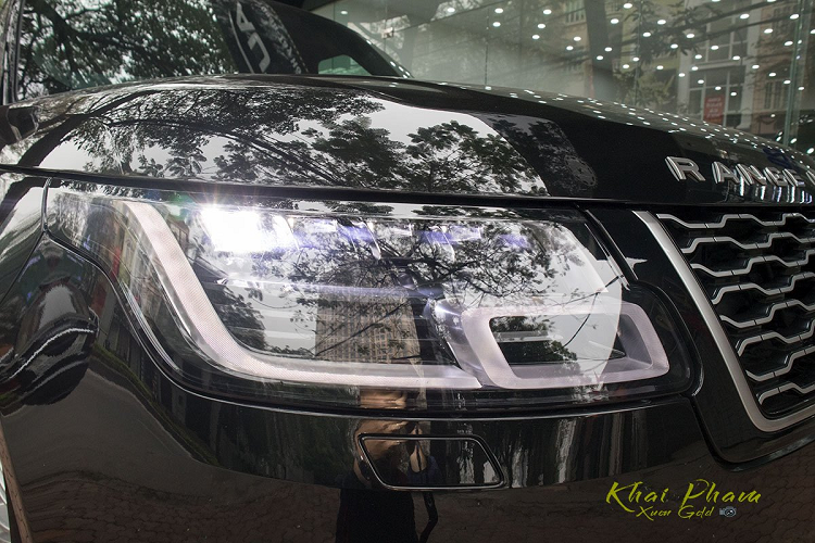 Phần đầu xe, Range Rover Autobiography LWB sử dụng lưới tản nhiệt kim loại sáng màu dạng tổ ong quen thuộc kèm logo thương hiệu. Cản trước của chiếc xe hơi mới Range Rover Autobiography LWB được tích hợp chi tiết nhôm, hốc gió to bản cùng loạt cảm biến.