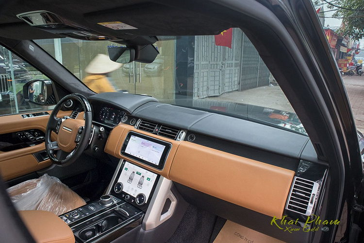 Ngoài ngoại hình hấp dẫn, Range Rover Autobiography LWB còn chinh phục khách hàng bởi khoang nội thất rộng rãi, những vật liệu sử dụng ở đây đều cao cấp mang đến sự sang trọng cho xe. Vô lăng trên Range Rover Autobiography LWB mang phong cách quen thuộc của Land Rover với chất liệu bọc da, ốp gỗ có khả năng chỉnh điện nhớ vị trí.