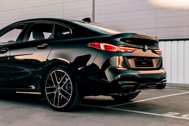 BMW Tây Ban Nha mang đến Black Shadow kết hợp với ba hệ truyền động: 218i, 220d và M235i xDrive. BMW 218i Gran Coupe và 220d Gran Coupe thêm gói trang bị M Sport, trong khi M235i xDrive có gói M Performance bao gồm một số chi tiết giảm trọng lượng và hệ thống ống xả M Performance.