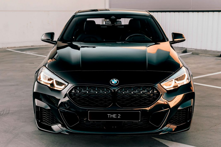 Phiên bản giới hạn BMW 2 Series Gran Coupe mới chỉ có màu sơn Sapphire Black kết hợp với các điểm nhấn ngoại thất của Shadow Line BMW. Chiếc xe được trang bị bộ mâm xe hợp kim M Performance Style 555 M 19 inch trong màu đen Jet Black.