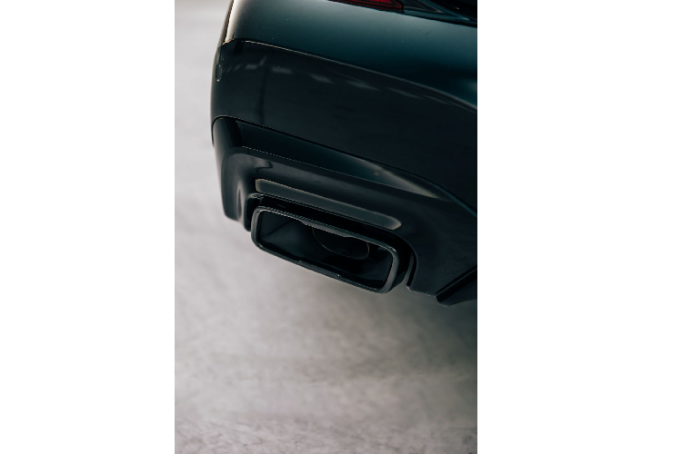 Bên trong nội thất, chiếc 2 Series Gran Coupe Black Shadow Edition được trang bị ghế thể thao với Sensatec và bọc vải, vô lăng bọc da phiên bản M, lót mui xe anthracite BMW, thảm sàn phiên bản M và các tính năng khác thuộc gói nâng cấp.