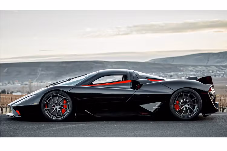 Chắc chắn SSC Tuatara đang hướng tới mục tiêu siêu xe thương mại nhanh nhất thế giới. Để đạt được danh hiệu đó, SSC Tuatara phải vượt mốc tốc độ 490 km/h mà Bugatti Chiron Super Sport 300+ đang nắm giữ.