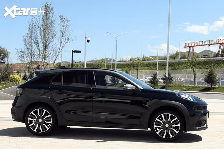 Lynk &amp; Co 02 Champion Edition có đặc biệt hơn một chút so với phiên bản xe tiêu chuẩn thông thường. Thứ nhất, nó được sơn một màu đen tuyền từ đầu tới cuối, duy chỉ có phần nóc là mang màu xám mờ. Tiếp theo, bộ la-zăng 18 inch giờ đây có mang một thiết kế mới, trong khi nội thất bên trong cũng mang một tông màu tối hơn với ghế thể thao màu xám phía trước và ghế dài cũng màu xám phía sau.