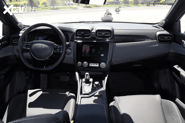 Bên sườn của Lynk &amp; Co 02 Champion Edition trông rất bóng bẩy với màu sơn đen tuyền. Trang bị nội thất của Lynk &amp; Co 02 Champions Edition có những màn hình lớn, thể tính chất công nghệ cao